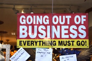 Tình trạng phá sản doanh nghiệp ở Mỹ tăng vọt khi Fed trì hoãn cắt giảm lãi suất