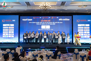 Ông Nguyễn Hoàng Hùng - Phụ trách Phòng Truyền thông CC1 đón nhận hoa chúc mừng và Giấy chứng nhận Top 10 Doanh nghiệp sáng tạo kinh doanh hiệu quả ngành Bất động sản – Xây dựng năm 2024 từ Ban tổ chức