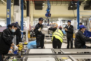 Hoạt động sản xuất toàn cầu gặp khó khăn vào tháng 7 khi nhu cầu suy giảm