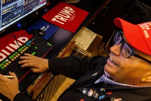 Đồng đô la đạt mức gần cao nhất 5 tháng do lo ngại về thuế quan của ông Trump