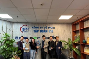 Đại diện Tập đoàn Z-TON làm việc với Tập đoàn 911 bàn về xây dựng nhà máy lắp ráp, sản xuất cần cẩu tự hành