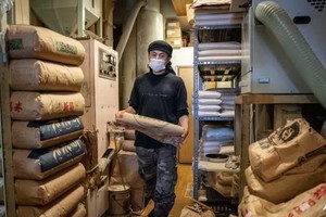 Nhật Bản sẽ giải phóng dự trữ gạo khẩn cấp khi giá tăng vọt