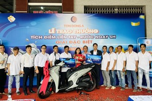 Hành trình trao giải chương trình quay số trúng thưởng của Tôn Đông Á