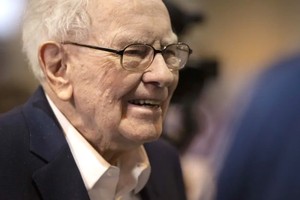 Warren Buffett: Việc bán ra cổ phiếu không đại diện cho từ bỏ tình yêu với cổ phiếu