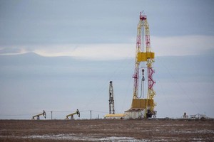 Sản lượng dầu của OPEC trong tháng 2 tăng lên mức cao nhất trong một năm