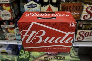 Ngành bia có thể hưởng lợi với thuế quan 200% đối với rượu của Tổng thống Trump
