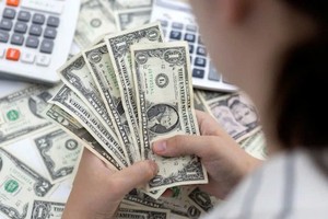 Đồng đô la đang rung chuyển bởi chính sách kinh tế của Mỹ