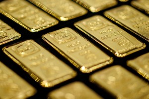 Vàng trở thành nơi trú ẩn an toàn khi trái phiếu kho bạc Mỹ và đồng đô la bị bán mạnh