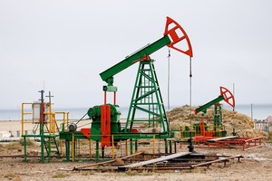 OPEC+ thúc đẩy mối nguy cơ thặng dư trên thị trường dầu mỏ