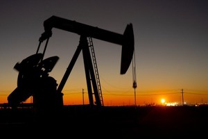 Triển vọng thị trường dầu thô xấu đi do lo ngại về thuế quan