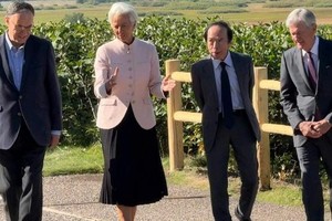 Ông Kazuo Ueda, Thống đốc BoJ (thứ 2 từ phải).