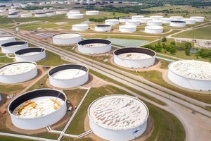 Thị trường dầu mỏ phớt lờ dự đoán về tình trạng dư cung