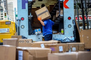 Mỹ thu được 1 tỷ USD khi bãi bỏ chính sách "de minimis"