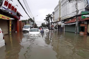 TP.HCM biến thành sông sau trận mưa lớn do ảnh hưởng của bão số 9