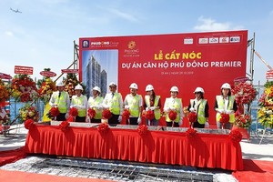 Lãnh đạo Công ty Phú Đông Group tổ chức cất nóc Dự án Phú Đông Premier.