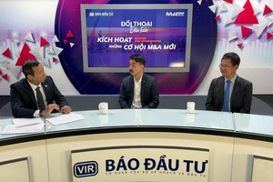 TS. Nguyễn Công Ái, Phó Tổng giám đốc KPMG Việt Nam (phải) và ông Danny Le, Tổng giám đốc Tập đoàn Masan (giữa) trong talkshow Đối thoại đầu tuần của Báo Đầu tư