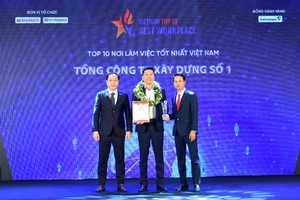 Ông Lê Bảo Anh (giữa),Tổng giám đốc Tổng công ty xây dựng số 1 (CC1) nhận chứng nhận Top 10 Nơi làm việc tốt nhất Việt Nam năm 2022 ngành Xây dựng