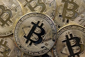 Các nhà đầu tư vào tài sản kỹ thuật số tại Mỹ hoang mang khi hai sàn tiền ảo lớn nhất bị "sờ gáy"