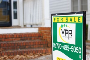 Lãi suất tăng cao ảnh hưởng thế nào đến thị trường bất động sản tại Mỹ và châu Âu