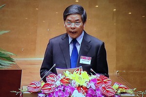 Bộ trưởng Bộ Tài nguyên và Môi trường Nguyễn Minh Quang trình bày tờ trình của Chính phủ về điều chỉnh quy hoạch sử dụng đất đến năm 2020 và lập kế hoạch sử dụng đất kỳ cuối (2016-2020) cấp quốc gia trước Quốc hội chiều 21/3 (Ảnh chụp màn hình)