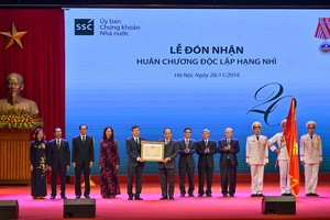 Thủ tướng trao Huân chương Lao động hạng Nhì cho Ủy ban chứng khoán Nhà nước.