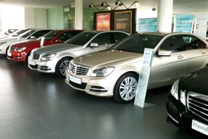 Để hạn chế nhập khẩu xe đã qua sử dụng, Bộ Tài chính đề xuất tăng mức thuế nhập khẩu đối với xe đã qua sử dụng phù hợp với cam kết WTO đối với xe ô tô chở người dưới 16 chỗ (ảnh minh họa)