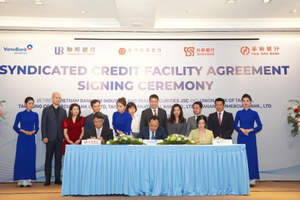 Ông Trần Phúc Vinh, quyền Tổng giám đốc VietinBank Securities ký hợp đồng vay hợp vốn với đại diện 4 ngân hàng