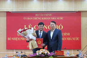 Ông Nguyễn Đức Chi (phải), Thứ trưởng Bộ Tài chính trao quyết định cho ông Hoàng Văn Thu