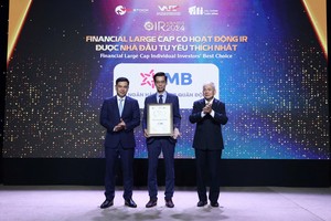 Ông Đàm Nhân Đức – Kinh tế trưởng đại diện MB nhận giải thưởng Financial Large Cap có hoạt động IR được Nhà đầu tư yêu thích nhất