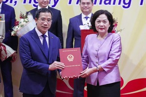 Thống đốc NHNN Nguyễn Thị Hồng trao quyết định về việc chuyển giao bắt buộc OceanBank cho MB cho ông Lưu Trung Thái - Chủ tịch HĐQT MB
