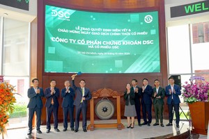 Ông Nguyễn Đức Anh - Chủ tịch HĐQT CTCP Chứng khoán DSC đánh cồng trong phiên giao dịch đầu tiên tại HOSE