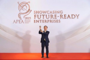 Ông Park Kang Hyun - Tổng giám đốc Chứng khoán KB Việt Nam (KBSV) nhận giải APEA 2025