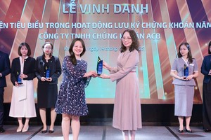 Bà Tạ Thanh Bình - Tổng giám đốc VSDC trao biểu dương cho Bà Văn Thị Minh Hoàng - Phó giám đốc Khối Vận hành ACBS