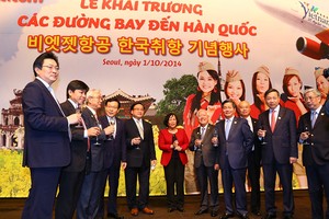 Phó Thủ tướng Hoàng Trung Hải (thứ 5 từ trái qua), cùng nhiều lãnh đạo ban, ngành Việt Nam, Hàn Quốc dự Lễ khai trương các đường bay đến Hàn Quốc của Vietjet