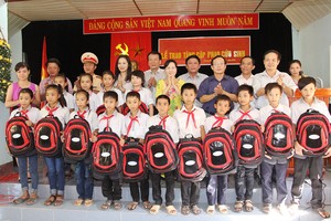 Báo Đầu tư trao cặp phao cứu sinh, mũ bảo hiểm cho học sinh Nghệ An, Hà Tĩnh, Quảng Bình