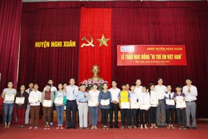 Học bổng “Vì trẻ em Việt Nam” đến với học sinh nghèo vượt khó Nghệ An, Hà Tĩnh
