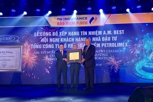 Đại diện tổ chức xếp hạng tín nhiệm quốc tế A.M.Best trao chứng nhận xếp hạng cho PJICO