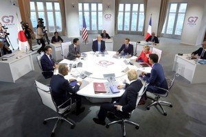 Các nhà lãnh đạo tại Hội nghị thượng đỉnh G7 ở Biarritz, Pháp. Ảnh: AP.