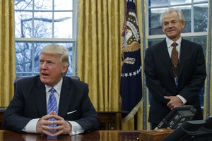 Tổng thống Mỹ Donald Trump và Peter Navarro, Cố vấn kinh tế cấp cao của Nhà Trắng. Ảnh: AP.