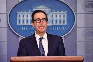 Bộ trưởng Tài chính Mỹ Steven Mnuchin tại cuộc họp báo hôm 16/10. Ảnh: AFP.