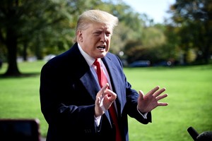 Tổng thống Mỹ Donald Trump trả lời phỏng vấn báo chí tại Nhà Trắng hôm 4/11. Ảnh: AFP.