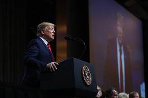 Tổng thống Mỹ Donald Trump phát biểu tại Câu lạc bộ kinh tế New York hôm thứ Ba (12/11). Ảnh: The New York Times.