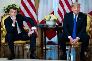 Tổng thống Pháp Emmanuel Macron và Tổng thống Mỹ Donald Trump tại cuộc gặp bên lề Hội nghị thượng đỉnh NATO hôm 3/12. Ảnh: The New Yorks Times.