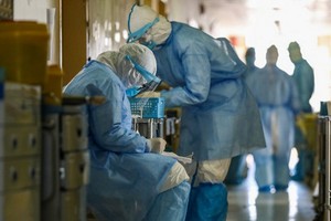 Y bác sĩ làm việc tại Bệnh viện Chữ thập đỏ Vũ Hán hôm 16/2. Ảnh: AFP.