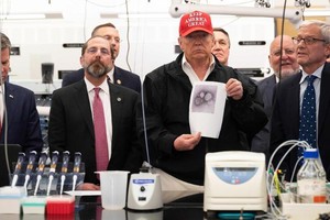 Cảnh ông Trump tại CDC ngày 6/3. Ảnh: CNN.