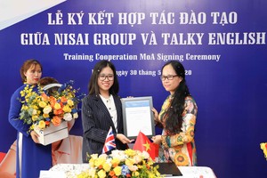Bà Dương Mỹ Linh, Giám đốc phát triển đối tác của Nisai tại Việt Nam và bà Phạm Thị Kim Tuyến, Tổng giám đốc Hệ thống giáo dục Talky và tại buổi lễ.
