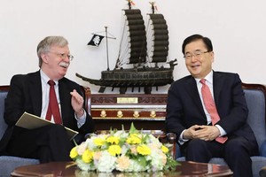 Cố vấn An ninh Quốc gia Mỹ John Bolton và Giám đốc Văn phòng An ninh Quốc gia Hàn Quốc Chung Eui-yong gặp nhau tại Seoul vào ngày 24/7/2019.