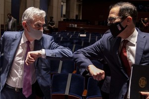 Chủ tịch Fed Jerome Powell và Bộ trưởng Tài chính Steven Mnuchin đeo khẩu trang đến phiên điều trần tại Hạ viện. Ảnh: WSJ. 