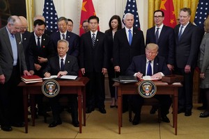 Phó Thủ tướng Quốc vụ viện Trung Quốc Lưu Hạc và Tổng thống Mỹ Donald Trump ký kết thỏa thuận thương mại Mỹ - Trung giai đoạn 1. Ảnh: Reuters.