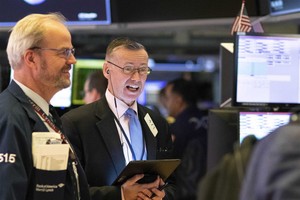 Sau gáo nước lạnh, ông Trump lại làm giới đầu tư ấm lòng